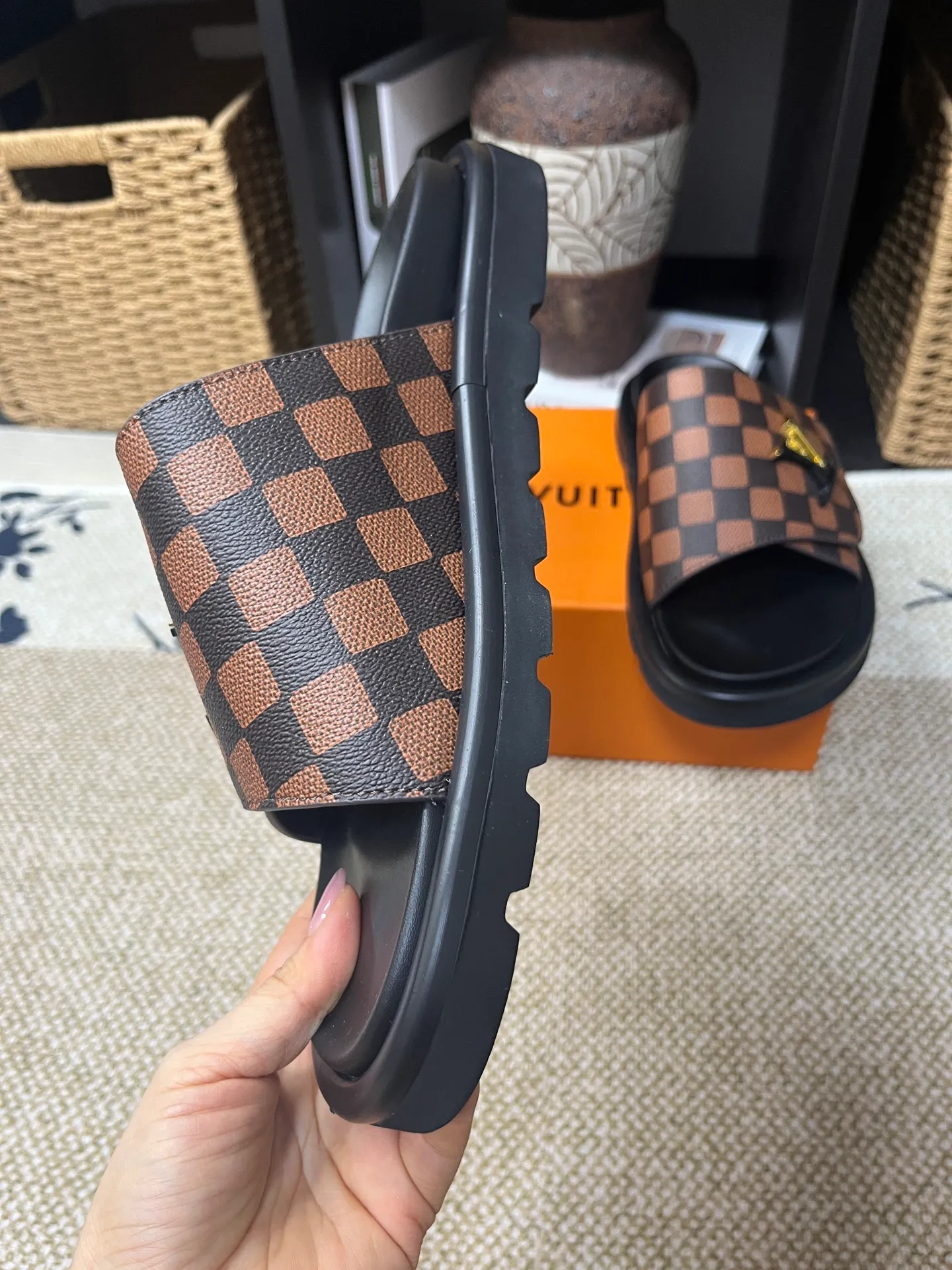 P340 [New Style] [LOUIS VUITTON] Louis Vuitton, LV printing, men's and women's slippers are now on the market, packed in drawer boxes with cloth bags and cards, the upper pattern looks very soft and waxy, and is a super versatile leg slimming tool. Fabric: imported denim/canvas/old fabric, LV hardware LOGO, official website pattern printing, comfortable to wear, feet: high-elastic PU water table. Sole: foam sole, heel height: about 5cm. Code number: 35-46, 35, 45, 46 are custom-made and non-returnable. Color: multiple colors and styles available.